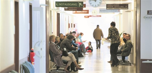 Praxen und Kliniken streiten um Patienten Blick in die Notfallambulanz einer Klinik: Der Andrang ist groß – auch während Praxis-Sprechzeiten.