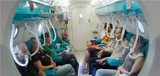 Blick in die Sauerstoffüberdruckkammer: Könnten sich unter diesen Personen in Zukunft mehr Patienten mit Hörsturz befinden?