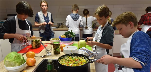 Ost-West-Gefälle bei Adipositas und Diabetes Blick in die Schulküche der Rosa-Luxemburg-Schule in Potsdam. Auf dem Speiseplan der Grundschüler steht Gemüsepfanne aus frischen Zutaten.