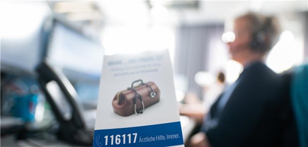 Zi fordert Vorhaltekostenfinanzierung auch für die 116117 Blick in die Telefonzentrale des Bereitschaftsdienstes der KVHamburg: Aufbau und Betrieb der 116117-Leitstellen und Servicecenter finanzieren die KVen aktuell aus ihren Haushaltsmitteln. Bei einer Zusammenlegung mit der 112 müsse sich das ändern, so das Zi.