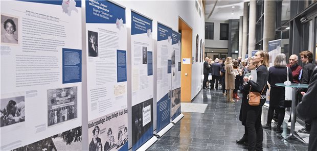 Ausstellung zur Rolle der Ärzte in der NS-Zeit: Signal zur rechten Zeit Blick in die Vergangenheit: Besucherinnen und Besucher der Ausstellung „Systemerkrankung: Arzt und Patient im Nationalsozialismus“.