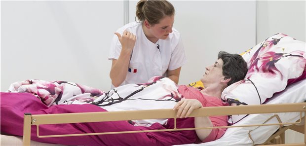 Bayerns Gesundheitsminister fordert mehr Kompetenzen für Pflegeberufe Blick in ein Altenheim: Bessere Bezahlung, aber auch eine Ausweitung der Aufgaben sollen die Pflege wieder für mehr Menschen dauerhaft attraktiv machen.