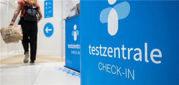 BMG und KBV verständigen sich über Abrechnung der Corona-Testzentren Blick in ein Corona-Testzentrum in Berlin: Die KVen werden die Abrechnung der Testzentren nun doch weiter annehmen und Auszahlungen vornehmen.