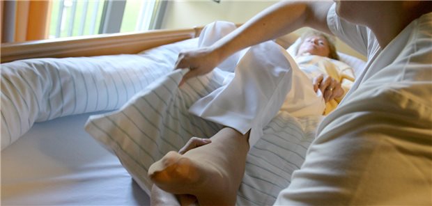 Blick in ein Hamburger Seniorenzentrum: Kurzfristigen Personalengpässen in der Pflege könnten künftig – auch als Alternative zur Leiharbeit – durch Springerdienste begegnet werden.