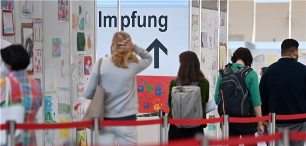 Lauterbach kauft COVID-Impfstoffe für alle Fälle Blick in ein Impfzentrum zu Corona-Hochzeiten. Für Herbst bereitet Gesundheitsminister Karl Lauterbach eine neue Impfkampagne vor.