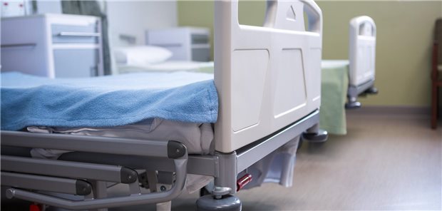 Zu sehen sind zwei leere Krankenhausbetten auf Station.