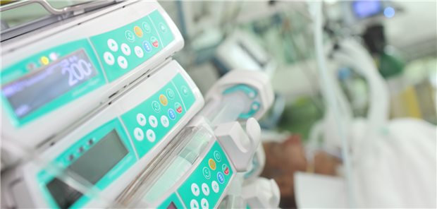 Blick in eine Intensivstation: Welches Therapieziel ist für welchen Patienten das richtige? Intensivmediziner stehen hier unter immensem ethischen Druck. (Motiv mit Fotomodellen)