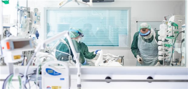 Meilenstein der deutschen Corona-Forschung Blick in eine Intensivstation mit COVID-19-Patient: Im Laufe der Pandemie ist die Versorgung der Corona-Patienten in den Unikliniken professioneller geworden und die Sterblichkeit infolgedessen gesunken, so eine neue Studie.