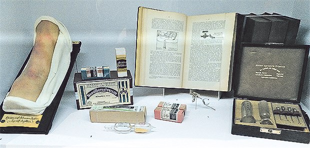 Ausstellung zum 100. Todestag zeigt, wie Paul Ehrlich forschte Blick in eine Vitrine der Ausstellung: Die Exponate sind unter anderem aus New York entliehen.