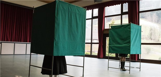 Blick auf eine Wahlkabine.