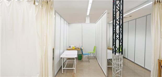 Blick in eine leere Impfkabine eines Impfzentrums: Der Bund zieht sich im neuen Jahr komplett aus der Finanzierung der Impfzentren zurück. Zuletzt wurden die Zentren ohnehin kaum noch in Anspruch genommen. 