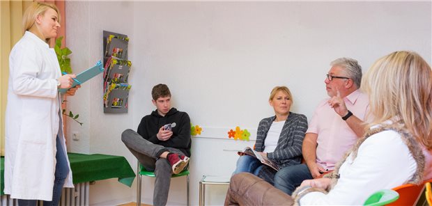 Blick in eine volle Arztpraxis.