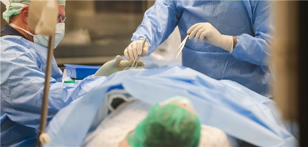 Unterschiedliche Reaktionen auf beschlossene Klinikreform Blick in einem Operationssaal: Reform als Schub oder Dämpfer für die Krankenhäuser?