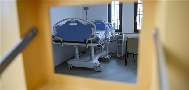 Stellen für Gefängnisärzte bleiben oft unbesetzt Blick in einen Haftraum im Haftkrankenhaus in der Justizvollzugsanstalt Leipzig: Zur Betreuung von Patienten müssen Gefängnisse häufig auf Honorarärzte zurückgreifen, die sich aber im Justizvollzug nicht so gut auskennen.