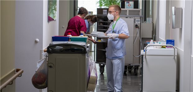Krankenhausgesellschaft warnt vor Insolvenzwelle unter Kliniken Blick in einen Krankenhausflur. Die Deutsche Krankenhausgesellschaft (DKG) warnt vor erheblicher Insolvenzwelle bei Krankenhäusern.