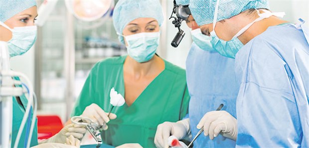 Blick in einen Op-Saal: Unikliniken sollten sich auf komplexe Fälle konzentrieren, rät Experte Schreyögg.