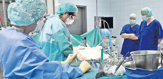 Mengendebatte und Umbau der Klinikwelt Blick in einen Operationssaal. Die Ausweitung der Fallzahlen in Kliniken erregt Aufsehen bei allen Parteien.