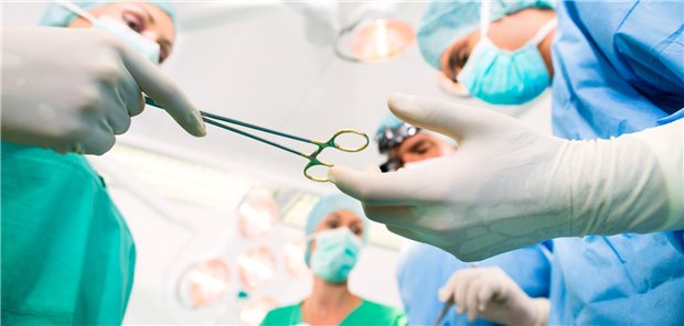 Blick in einen Operationssaal. Eine schwierige Operation wird auch der Umbau der stationären Versorgung. Die Monopolkommission warnt davor, positive Ansätze verpuffen zu lassen.
