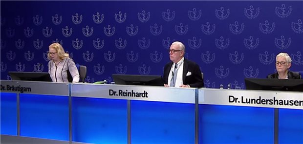 Ärztetag: In der großen Linie zeigt die Ärzteschaft Einigkeit Blick ins „Ärztetags-Studio“. Dr. Katrin Bräutigam, Ärztliche Geschäftsführerin der Bundesärztekammer, Bundesärztekammerpräsident Dr. Klaus Reinhardt und seine Stellvertreterin Dr. Ellen Lundershausen leiten die Sitzung am 4. Mai.