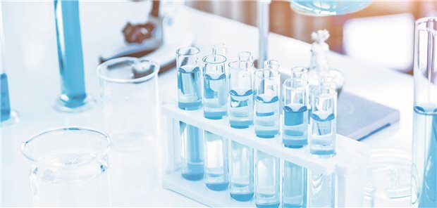 Austausch von Biosimilars in der Apotheke? Beratung im G-BA sorgt für Unruhe in der Biotech-Branche Blick ins Labor: Biotechnologie spielt in der Mikroökonomie der Apotheke ebenso eine Rolle wie in der Makroökonomie des Wirtschaftsstandortes Deutschland.