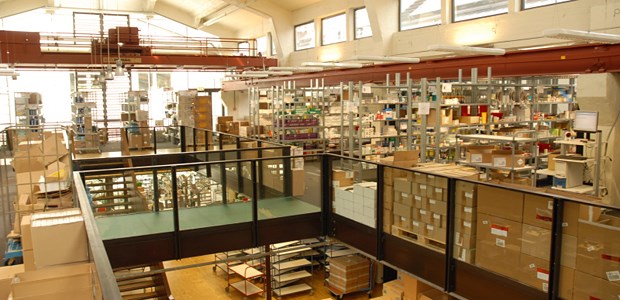 Blick ins Lager: Der Versandhändler PaulsPraxis hat insgesamt 200000 Artikel im Sortiment.