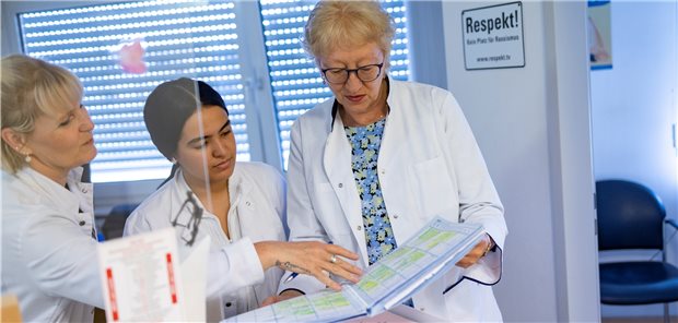 Blick ins Praxisbuch: Eine gute Organisation war während der Hochphasen der Corona-Pandemie essenziell, sagt Hausärztin Monika Buchalik.