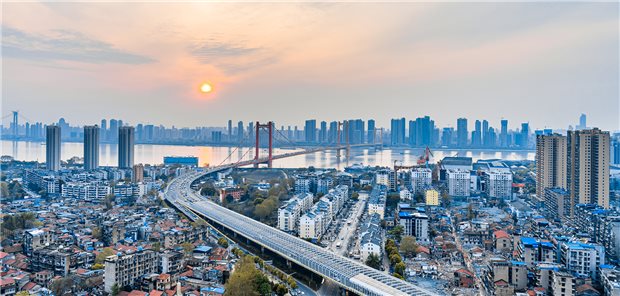 Blick über Wuhan. Von hier aus hat die globale Pandemie von COVID-19 vermutlich ihren Weg genommen.

