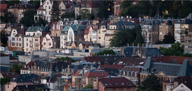 Immobilienkäufer legen seit Corona mehr Wert auf Sicherheit Blick über die Innenstadt von Stuttgart. Immobilienkäufer und Bauherren haben die Niedrigzinsen in den vergangenen Jahren genutzt, um bei Krediten auf Sicherheit zu gehen. (Archivbild)