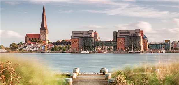Blick über die Warnow auf Rostock: Manche Probleme der Gesundheitsversorgung sollte man vor Ort lösen, hieß es auf der Nationalen Branchenkonferenz.
