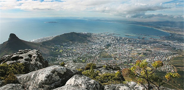 Faszination über den Dächern von Kapstadt Blick vom Tafelberg hinab auf Kapstadt aus 1086 Metern Höhe. © dpa