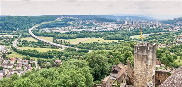 Blick von der Burgruine Rötteln ins Tal Richtung Lörrach: Das Dreiländereck von Deutschland, Frankreich und der Schweiz ist idyllisch und prosperierend. Für Vertragsärzte vor dem Ruhestand ist es dennoch nicht leicht, Nachfolger zu finden.

