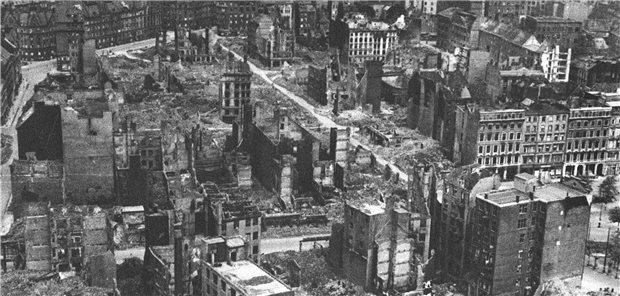Millionen Tote und Städte in Trümmern Blick von der Hauptkirche St. Michaelis auf die von Bomben zerstörte Stadt Hamburg. Am 08. Mai jährt sich zum 75. Mal das Ende des Zweiten Weltkrieges und die Befreiung vom Nationalsozialismus.