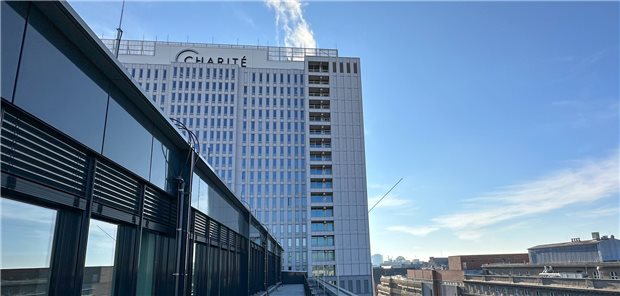 Warnstreiks im öffentlichen Dienst: Charité verschiebt planbare Eingriffe Blick von der Terrasse des heute eröffneten Rahel Hirsch Centers für Translationale Medizin auf das benachbarte Bettenhochhaus der Charité: Dort werden voraussichtlich am Montag und Dienstag wegen eines Warnstreiks im öffentlichen Dienst planbare Operationen verschoben.