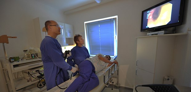 Das verfehlte Screening-Ziel Blick von hinten: Jüngere nehmen die Vorsorge-Koloskopie zunehmend in Anspruch.