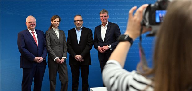 Staatssekretär Carsten Feller (r.), Corinna Jendges (2.v.l.) und Otto Witte (l.), Kaufmännische und Medizinische Vorstände, sowie Thomas Kamradt, Wissenschaftlicher Vorstand.