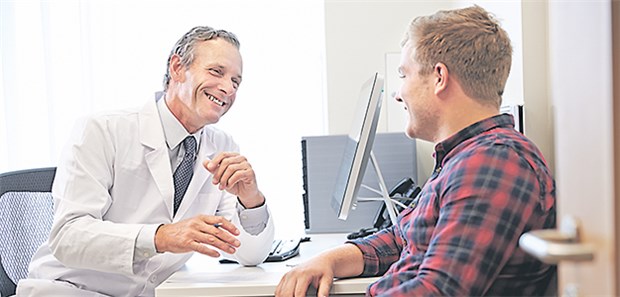 So stellen Sie Patienten zufrieden Blickkontakt und aktives Zuhören gehören zu den Techniken, mit denen man seinen Patienten ein gutes Gefühl gibt.