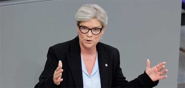 Simone Borchardt bei einer Rede im Bundestag, mit den Händen gestikulierend