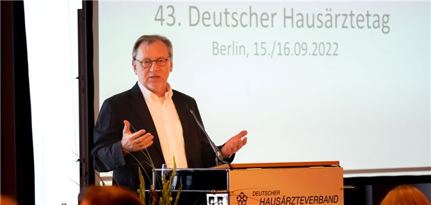 Standing Ovations für Weigeldt zum Abschied Blickte zurück und teilte aus: Ulrich Weigeldt, Bundesvorsitzender des Deutschen Hausärzteverbands, bei seinem 32. und letzten Lagebericht.