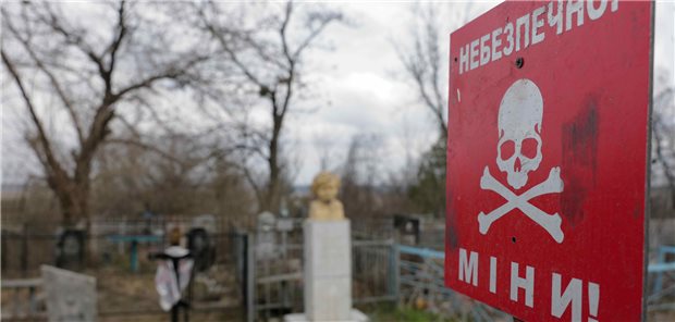 Blindgänger im Boden bedrohen das Leben der Menschen in der Ukraine auch nach Abzug der russischen Truppen. Der Gang zum Friedhof kann gefährlich sein.