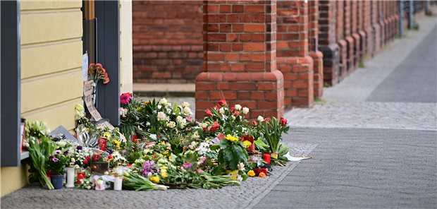 Pflegerin tötete vier schwer behinderte Menschen: 15 Jahre Haft Blumen, Kerzen und Plakate liegen vor dem Eingang zur Einrichtung des diakonischen Anbieters Oberlinhaus. In der Einrichtung mit einem Wohnheim waren am 28.04.2021 vier Leichen und eine schwer verletzte Person gefunden worden. Zum Oberlinhaus gehören neben Einrichtungen für Menschen mit Behinderung auch eine Schule und eine Orthopädische Fachklinik.