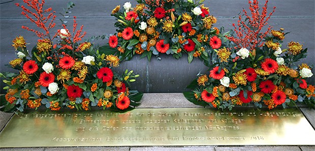 In Erinnerung an verfolgte jüdische Ärzte im NS-Regime Blumen an der neuen Gedenktafel vor der Kassenärztlichen Bundesvereinigung in Berlin. Sie hat die Inschrift: „Die Vergangenheit ist uns Verpflichtung für die Zukunft. Gegen Antisemitismus und Ausgrenzung. In Erinnerung an unsere jüdischen Kolleginnen und Kollegen und alle Opfer des menschenverachtenden NS-Regimes.“