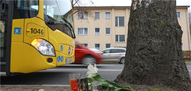 Rettungsdienste sehen sich vor dem Kollaps Blumen liegen an einer Bushaltestelle im Berliner Stadtteil Lankwitz. Nach einem schweren Unfall mit einem Doppeldecker-Bus am Samstagabend waren die Rettungswagen erst nach 20 Minuten am Unfallort – zum Zeitpunkt der Alarmierung war in ganz Berlin kein Rettungswagen verfügbar.