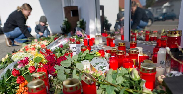 Tödlicher Arztbesuch Blumen und Kerzen in Weilerbach: Ein Renter hat in dem kleinen Ort in der Pfalz am Montag zwei Hausärzte und sich selbst erschossen.