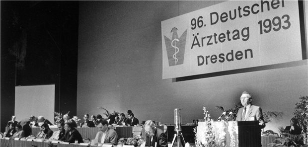Blumenbekränztes Ambiente: Der Deutscher Ärztetag 1993 in Dresden.