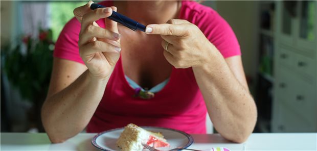 Blut zur Zuckermessung wird gewonnen: Frauen kostet ein Typ-2-Diabetes im Schnitt mehr Lebenszeit als Männern, ergab eine britische Studie (Symbolbild).