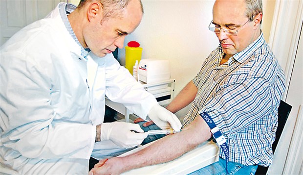 Hepatitis C wird zum Männer-Problem Blutabnahme: Besteht eine Infektion mit Hepatitis-C-Viren?