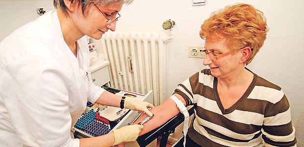 Natrium-Mangel ist lebensgefährlich Blutabnahme: Die Wahrscheinlichkeit eines Natriummangels steigt mit dem Alter.