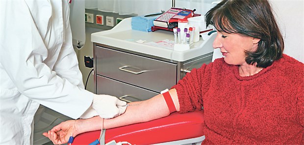 Blutabnahme: Erhöhte LDL-Werte in jungen Jahren potenzieren das kardiovaskuläre Risiko.