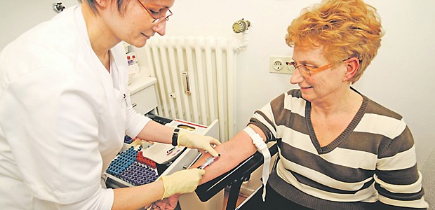Bessere Therapie, aber längst nicht optimal Blutabnahme: Leitlinien zur Einstellung von Blutdruck, Blutfetten und Blutzucker von Patienten von Typ-2-Diabetes werden in vielen Hausarztpraxen gut umgesetzt.