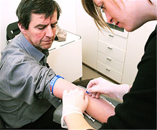 Krebsüberlebende näher am Herzinfarkt Blutabnahme: Sind Blutzucker und Cholesterinwerte unauffällig? Das sollte besonders auch bei Überlebenden von Krebserkrankungen geprüft werden.